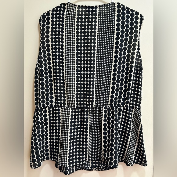 WHO WHAT WEAR Sleeveless V-Neck Top - Picture 3 of 4